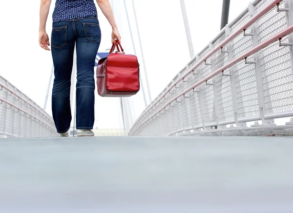 Vrouw lopen met zak buitenshuis — Stockfoto