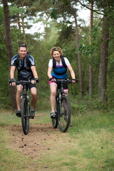 Feliz casal de ciclismo na natureza — Fotografia de Stock