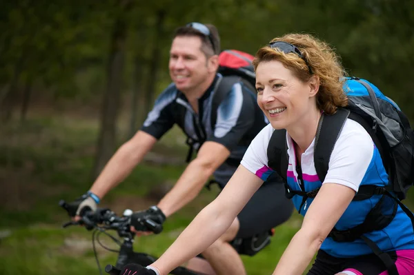 Glad par njuter av cykel rida i naturen — Stockfoto