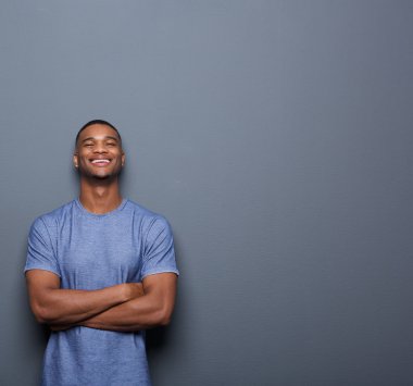 Afro-Amerikan yakışıklı geçti silah ile gülüyor