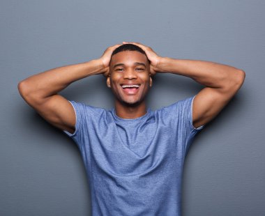 kafasına el ile gülen adam