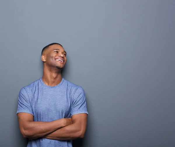 Gelukkig Afrikaanse man lachen met gekruiste armen — Stockfoto