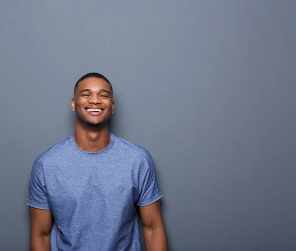 Jovem homem americano africano alegre — Fotografia de Stock