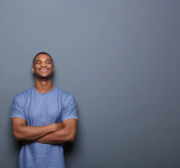 Knappe Afro-Amerikaanse man lachen met gekruiste armen — Stockfoto