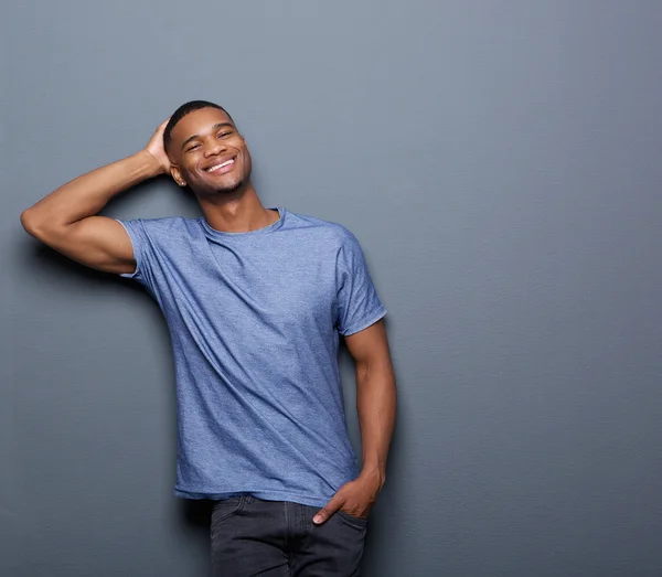 笑みを浮かべて自信の黒人男性 — ストック写真