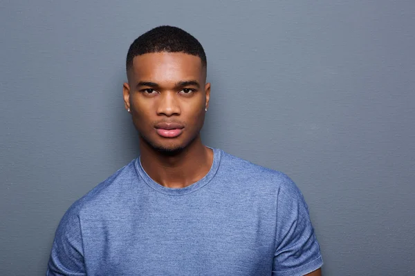 Csinos fiatal fekete ember arcán súlyos kifejezés — Stock Fotó