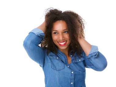 Genç kadın saç elinde ile poz