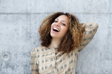 saç el ile gülümseyen genç bir kadın