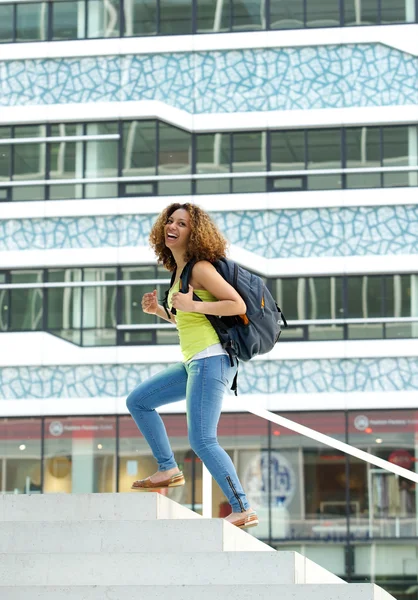 Estudante universitário andando no campus — Fotografia de Stock