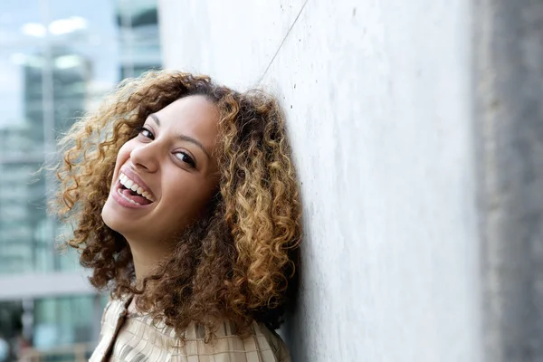 Mujer joven sonriente con el pelo rizado — Foto de Stock