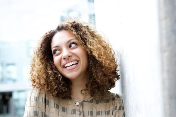 Piękna młoda kobieta czarny uśmiechnięty na zewnątrz — Zdjęcie stockowe