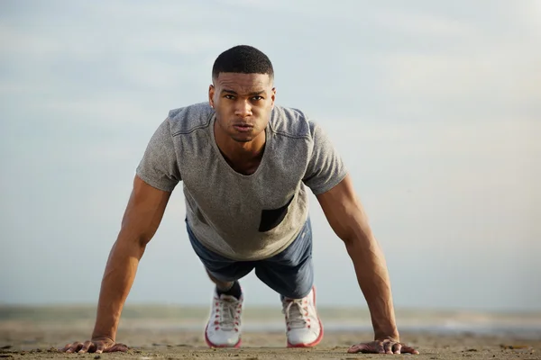 アフリカ系アメリカ人男性の屋外で運動 — ストック写真