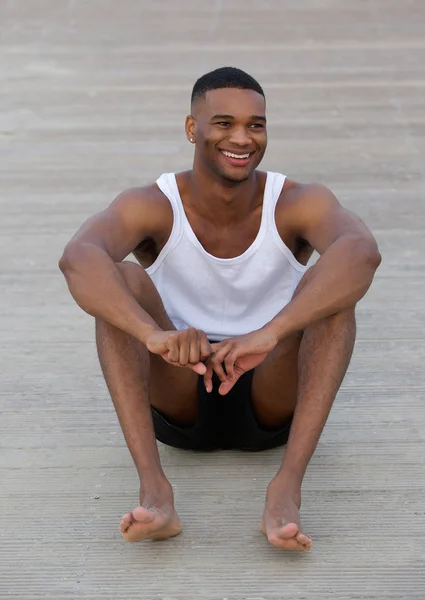 Jovem alegre sentado ao ar livre — Fotografia de Stock