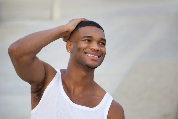 Atraente afro-americano homem sorrindo — Fotografia de Stock