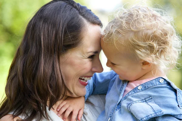 Bela mãe rindo com bebê — Fotografia de Stock