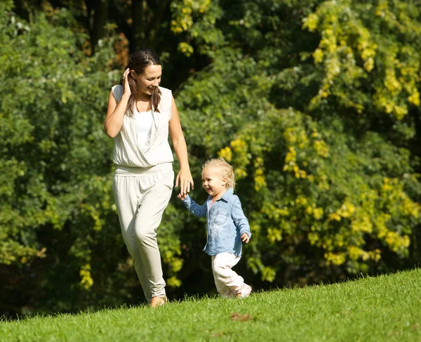 Madre caminando al aire libre con el bebé — Foto de Stock