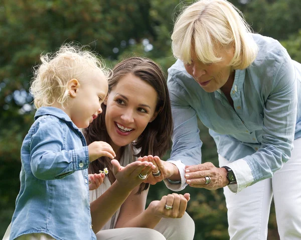 Lycklig familj med baby mor och mormor utomhus — Stockfoto