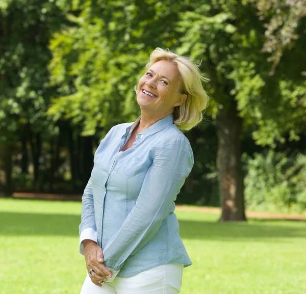 Donna di mezza età sorridente all'aperto — Foto Stock