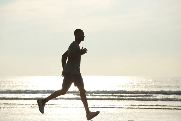 Africano americano homem correndo na praia — Fotografia de Stock