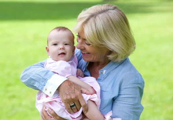 Gelukkig grootmoeder bedrijf schattige baby — Stockfoto