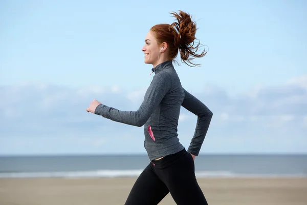 Schöne junge Frau beim Sport am Strand — Stockfoto