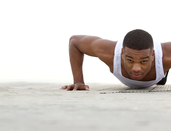 Ung svart man göra push ups utomhus — Stockfoto