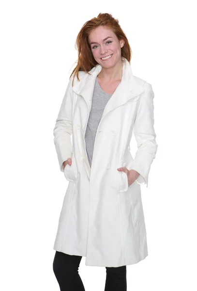 Giovane donna sorridente in elegante giacca bianca invernale — Foto Stock