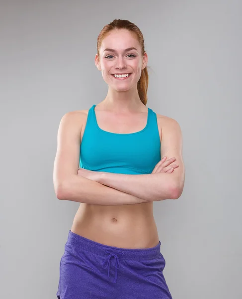 Beautiful sporty woman smiling with arms crossed — Stock Photo, Image