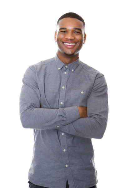 Alegre homem americano africano sorrindo com os braços cruzados — Fotografia de Stock