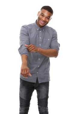 Gülümseyen ve kolları yuvarlanma Afrikalı-Amerikalı adam