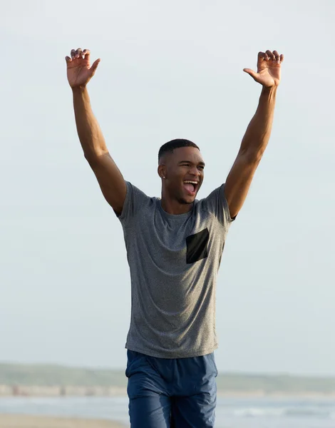 Homem comemorando com braços erguidos — Fotografia de Stock