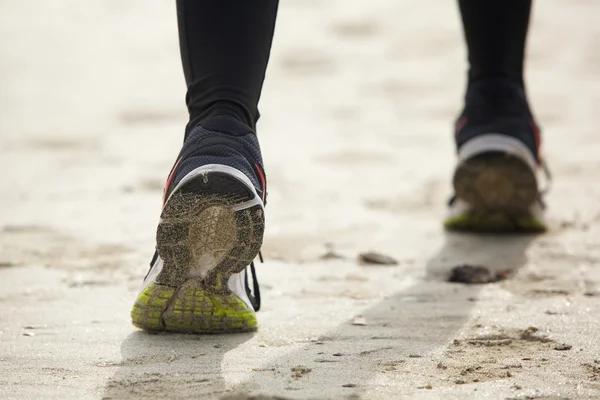 Achteraanzicht van vrouwelijke voeten lopende close-up — Stockfoto