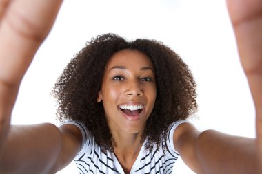 Güzel bir genç Afro-Amerikan kadın kendi kendine portre kadar kapatın 