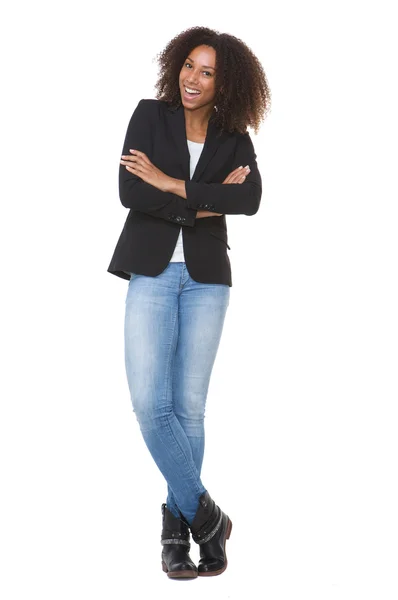 Volledige lengte van een glimlachende african american vrouw met gekruiste armen — Stockfoto