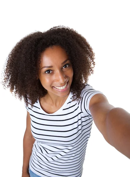 Belle femme afro-américaine prenant un selfie — Photo