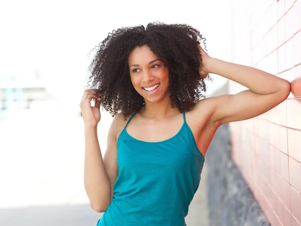 Unga afroamerikanska kvinnan skrattar utomhus — Stockfoto