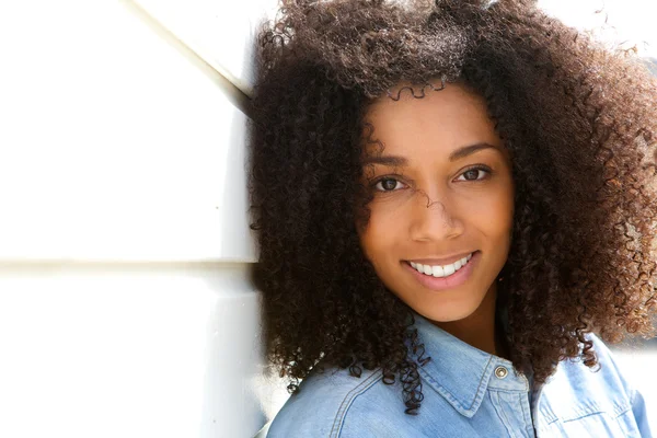 Atraente jovem mulher negra sorrindo — Fotografia de Stock