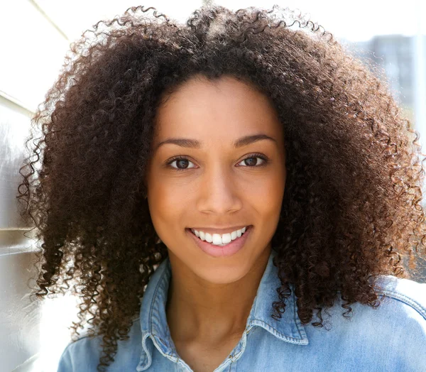 Piękna młoda kobieta czarny uśmiechnięty — Zdjęcie stockowe