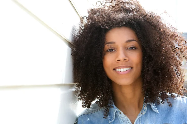 Привлекательная афроамериканка улыбается — стоковое фото