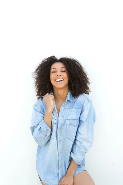 Femme afro-américaine riant sur fond blanc — Photo