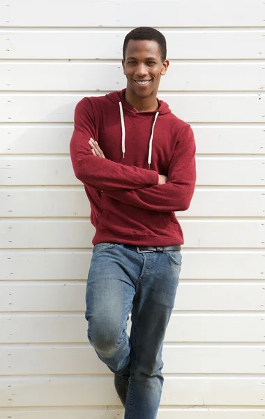 Retrato de un joven africano guapo sonriendo —  Fotos de Stock