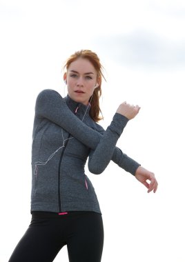 Sportif genç kadın kas germe