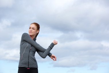 Genç kadın germe vücut kasları 