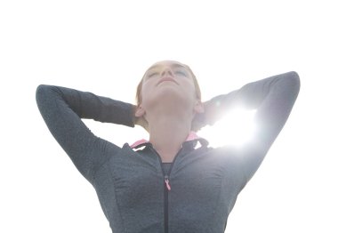 Ellerini başının arkasında olan güzel kadın