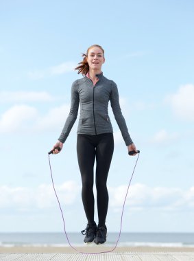 Genç Kadın Atlayan İp Dışarı Atlıyor