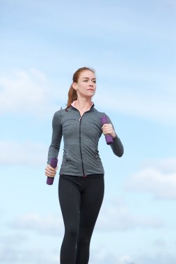 Genç kadın tutmak güç yürüyerek uygun