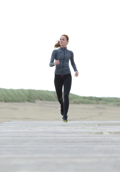 Mujer sana corriendo sola al aire libre — Foto de Stock