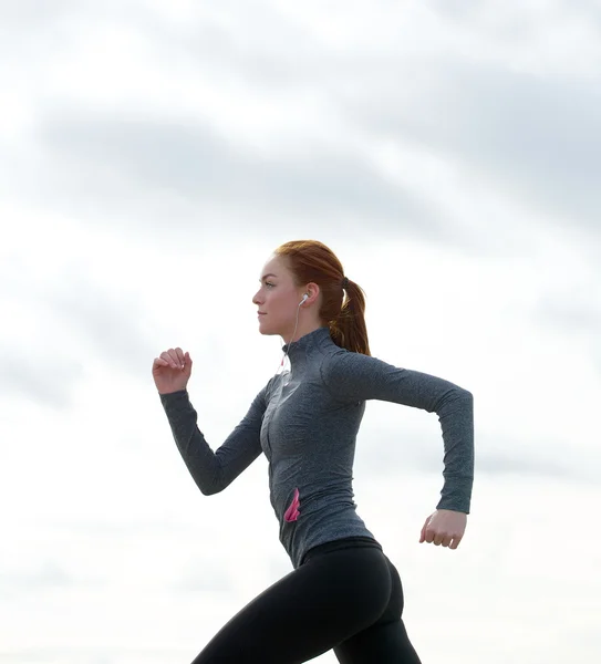 Здоровая молодая женщина бегает на открытом воздухе — стоковое фото