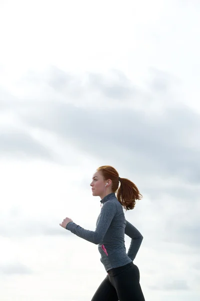 Mujer joven y saludable corriendo al aire libre —  Fotos de Stock