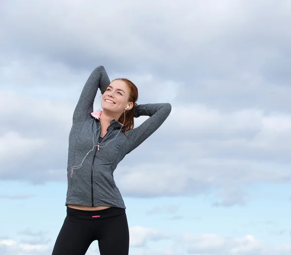 Glücklich lächelnde junge Frau im Sportoutfit — Stockfoto